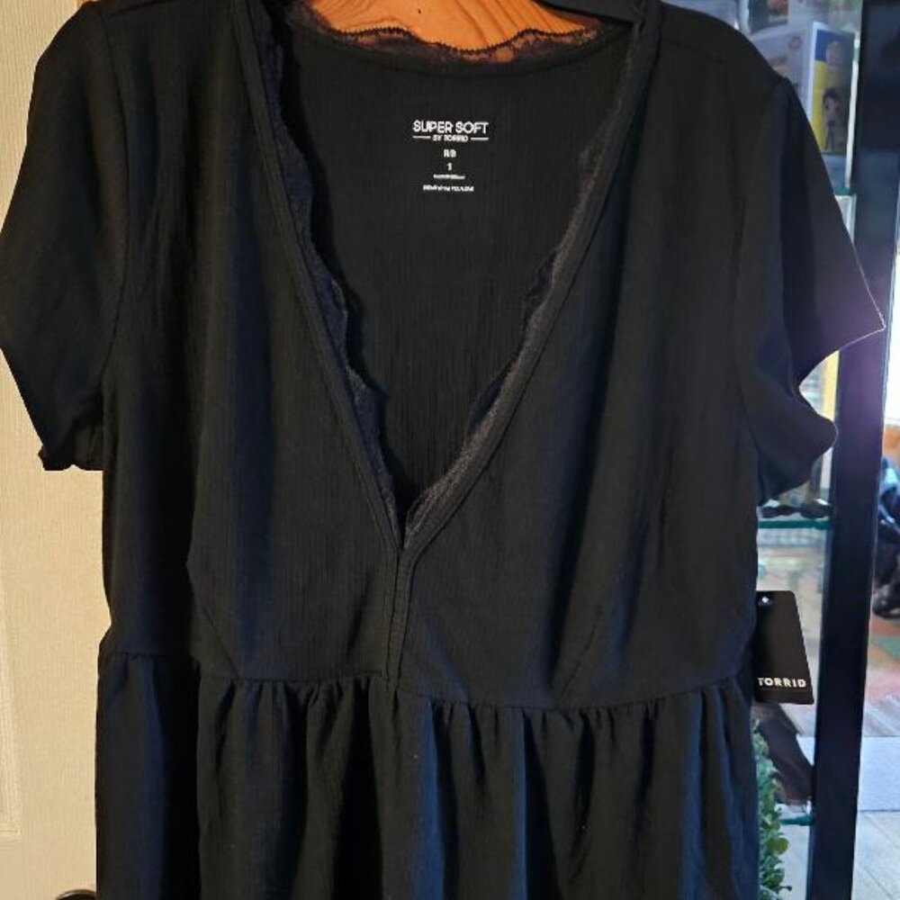 Torrid Supersoft Rib VNECK Lace trim Black top Size 1X 14-16 CUTE New with tags! - Picture 4 of 6